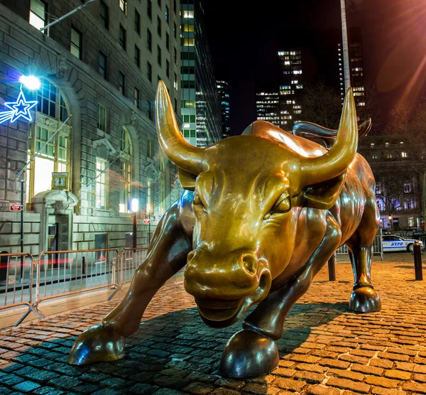 Wall Street'in yakınlarında ünlü boğa heykeli — Stok fotoğraf