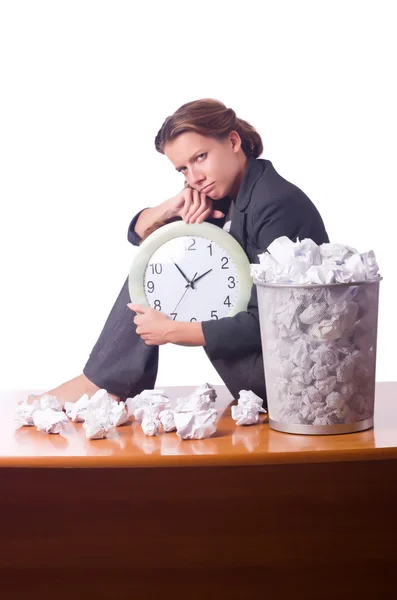 Vrouw met veel weggegooid papier — Stockfoto