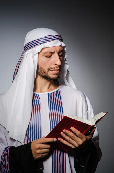 Homme arabe avec livre dans le concept de la diversité — Photo