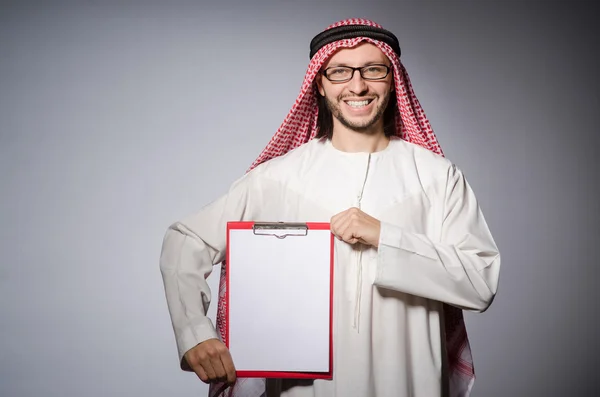 Arabský muž s pořadačem papíru — Stock fotografie