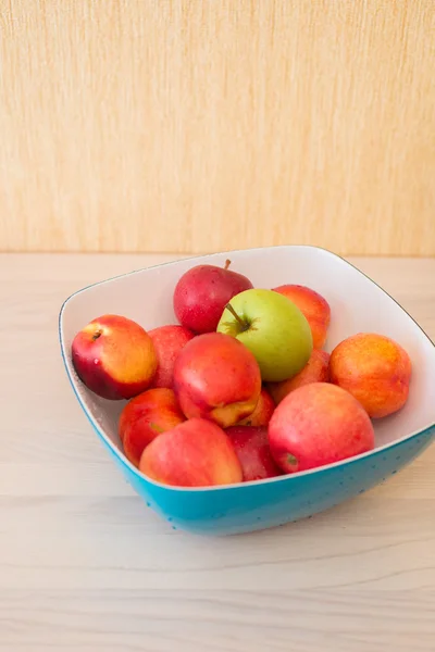 Frutas na tigela — Fotografia de Stock