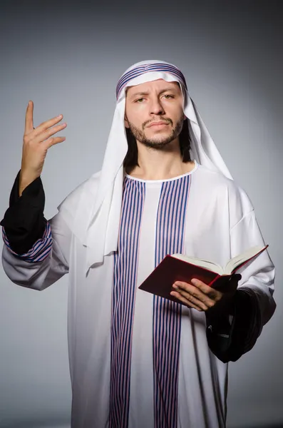 Emiraty człowiek z książki — Zdjęcie stockowe