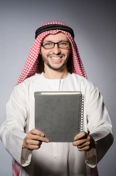 Studente arabo con libro — Foto Stock
