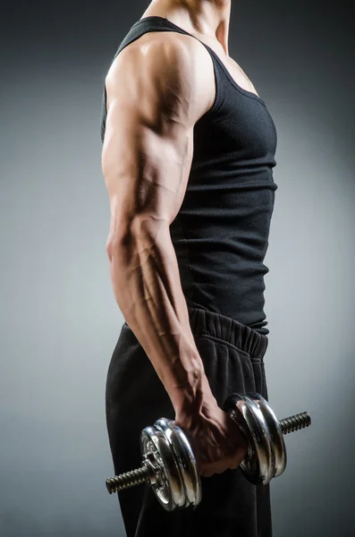 Hombre con mancuernas — Foto de Stock