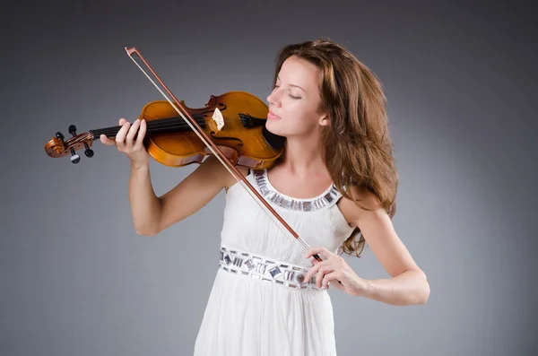 Mulher artista com violino — Fotografia de Stock