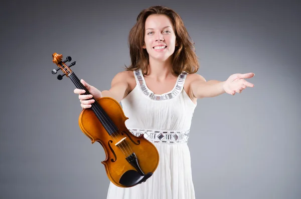 Mujer artista con violín — Foto de Stock