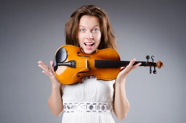 Vrouw kunstenaar met viool — Stockfoto