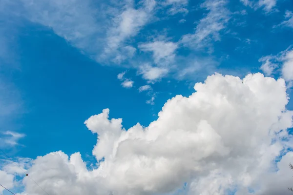 Nuvens de céu azul — Fotografia de Stock