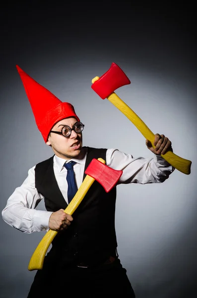 Homme avec des haches dans le concept drôle — Photo