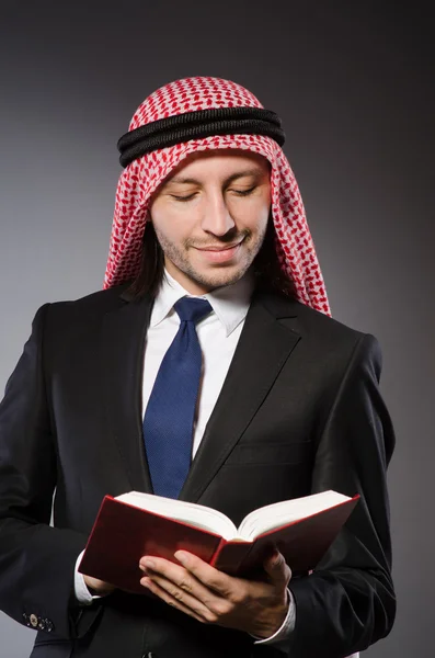 Homme arabe avec livre — Photo