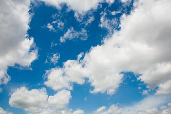 Яскраво-Синє небо — стокове фото