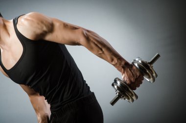 kaslı vücut geliştirmeci