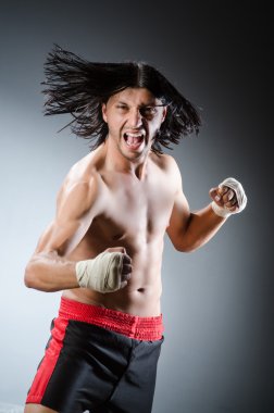 Dövüş sanatları uzmanı sökük