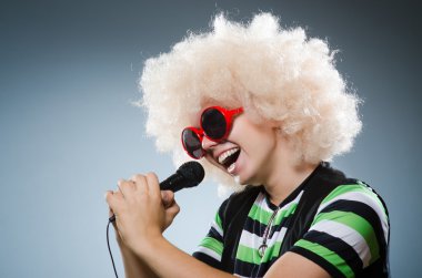 adam afro peruk şarkı mikrofon ile