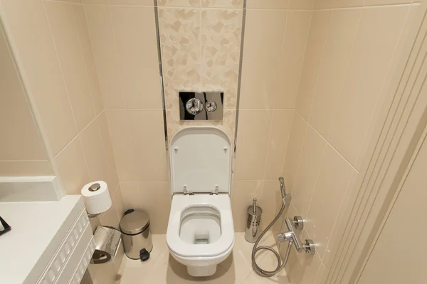 Toilettenraum im modernen Interieur — Stockfoto