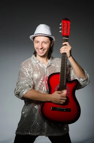 Hombre tocando la guitarra — Foto de Stock