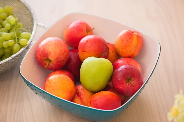 Frutas en el tazón — Foto de Stock