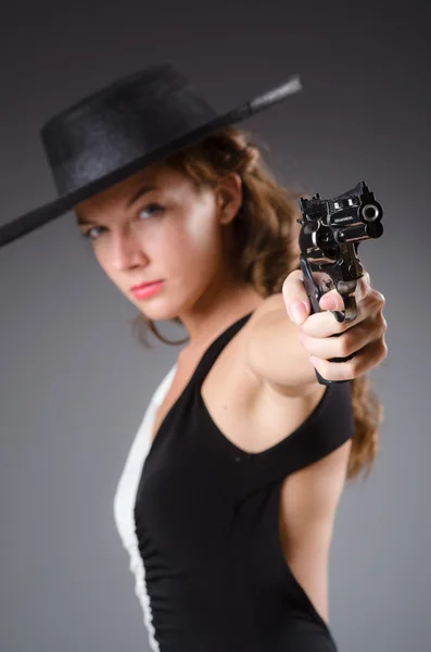 Woman with gun — 图库照片