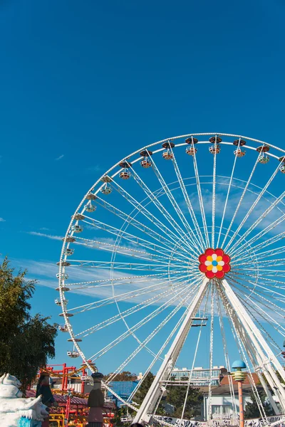 Ferris wheel in entertainment center — Stock Photo, Image