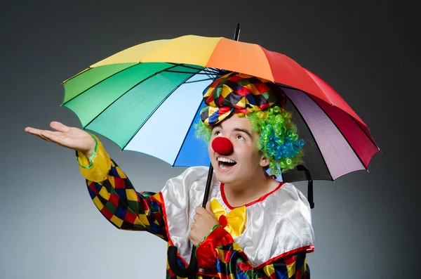 Renkli şemsiyeli komik palyaço. — Stok fotoğraf