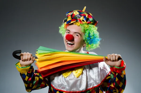 Buffo clown con ombrello colorato — Foto Stock