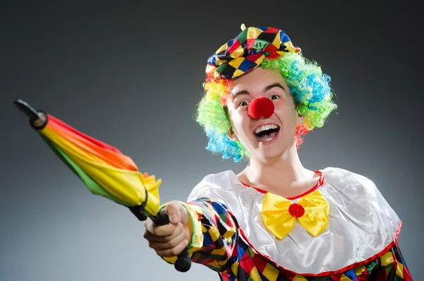 Śmieszny klaun z kolorowym parasolem — Zdjęcie stockowe