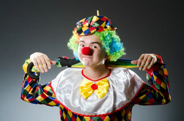 Смешной клоун с цветным зонтиком — стоковое фото