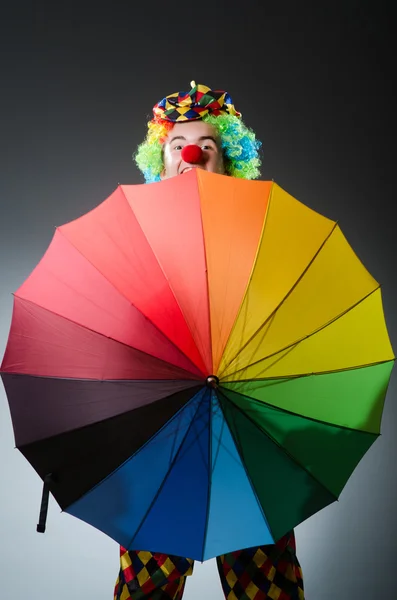 Vtipný klaun s barevným deštníkem — Stock fotografie