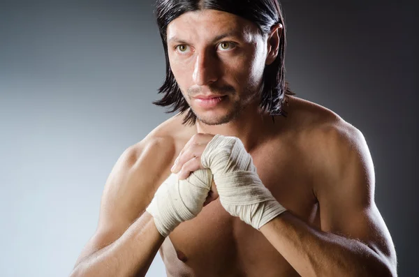 Experto en artes marciales rasgado — Foto de Stock