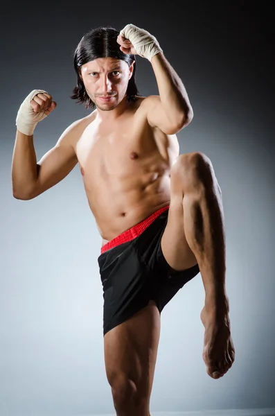 Experto en artes marciales rasgado —  Fotos de Stock