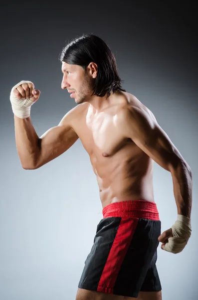 Especialista em artes marciais rasgadas — Fotografia de Stock