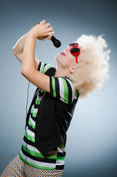 Mann mit Afro-Perücke singt mit Mikrofon — Stockfoto