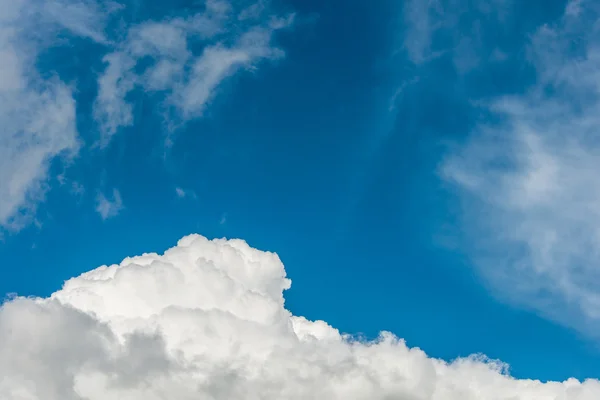 Céu azul brilhante — Fotografia de Stock