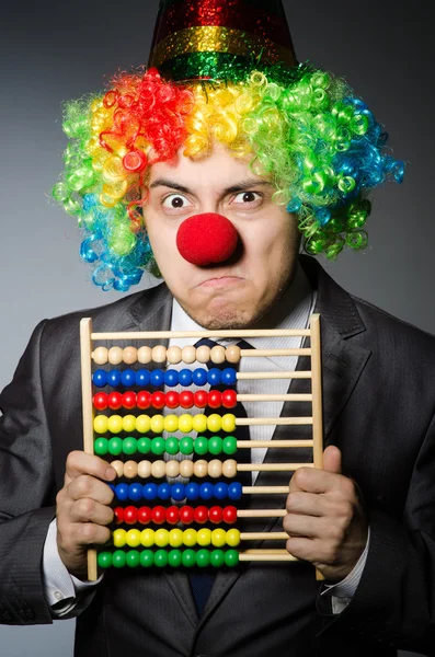 Zabawny biznesmen klaun z obfitością — Zdjęcie stockowe