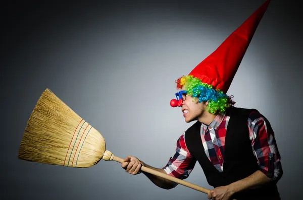 Rolig clown med kvasten — Stockfoto