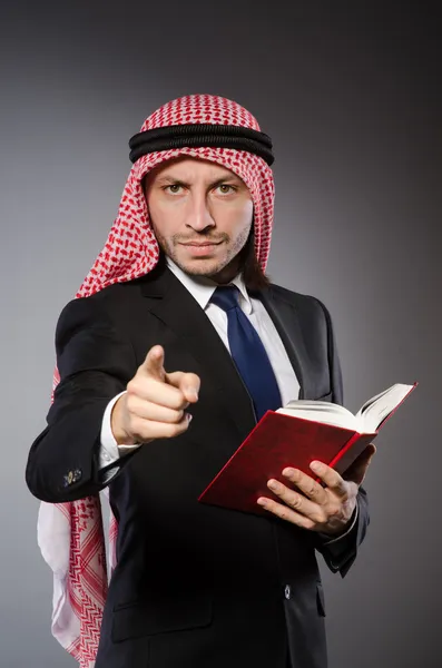 Arap adam kitap ile — Stok fotoğraf