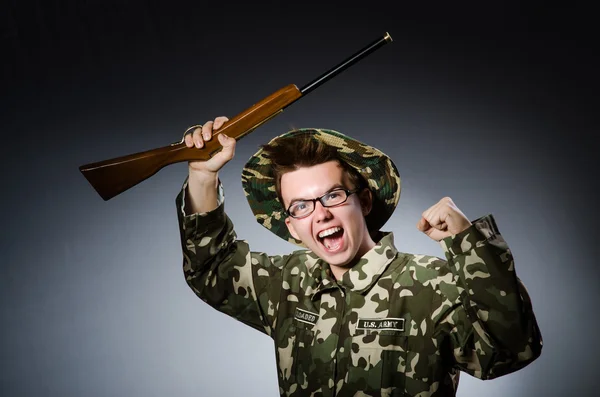 Lustiger Soldat mit Waffe — Stockfoto