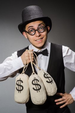 Çuvalla parası olan adam.