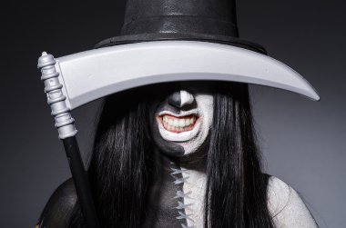 kadın tırpan ile halloween kılık