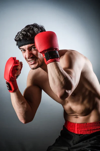 Muskelkräftiger Boxer mit roten Handschuhen — Stockfoto