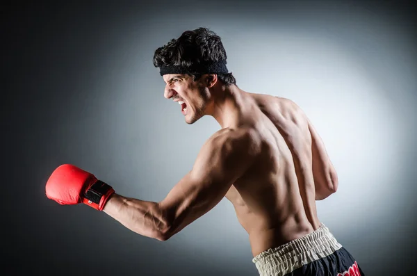 Muskelboxare med röda handskar — Stockfoto