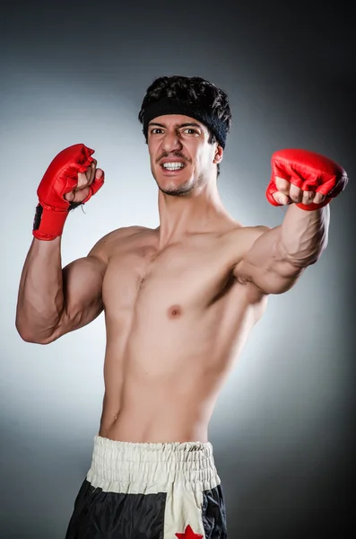 Gants musclés de boxeur avec gants rouges — Photo