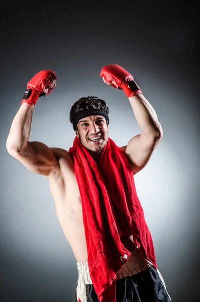 Muskelkräftiger Boxer mit roten Handschuhen — Stockfoto