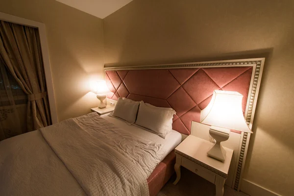 Zimmer im Hotel am Fluss — Stockfoto
