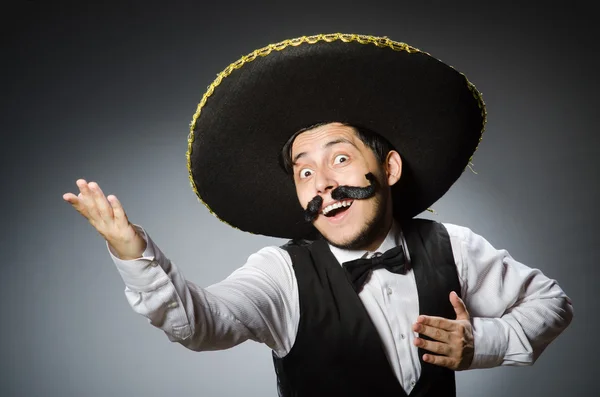 Мексиканский мужчина в смешной концепции — стоковое фото