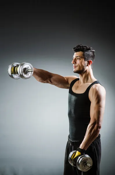 Kas yırtık vücut geliştirmeci dumbbells ile — Stok fotoğraf