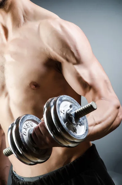 Kroppsbygger med muskulær rifter – stockfoto