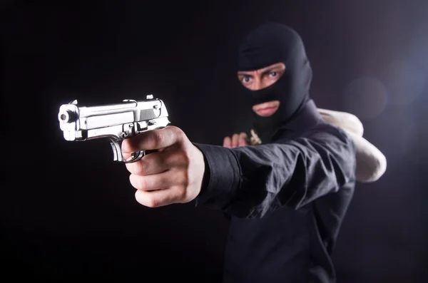 Uomo che indossa passamontagna con pistola — Foto Stock