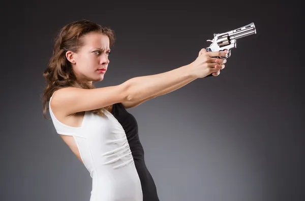 Woman with gun — 图库照片