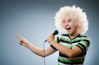 adam afro peruk şarkı mikrofon ile